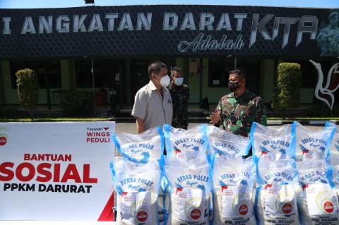 Yayasan Wings dan Korem Jajaram Kodam V Brawijaya Salurkan Bantuan