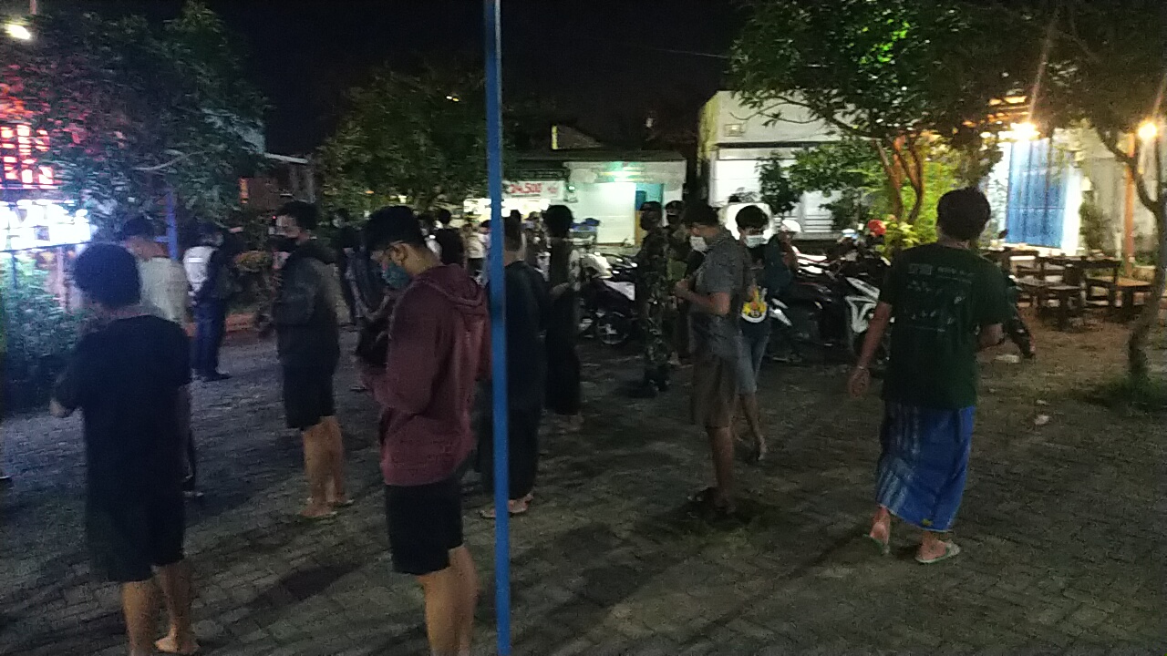 Warung Gelap di Gresik Ternyata Penuh Pengunjung, Dipergoki Petugas Lalu Dibubarkan