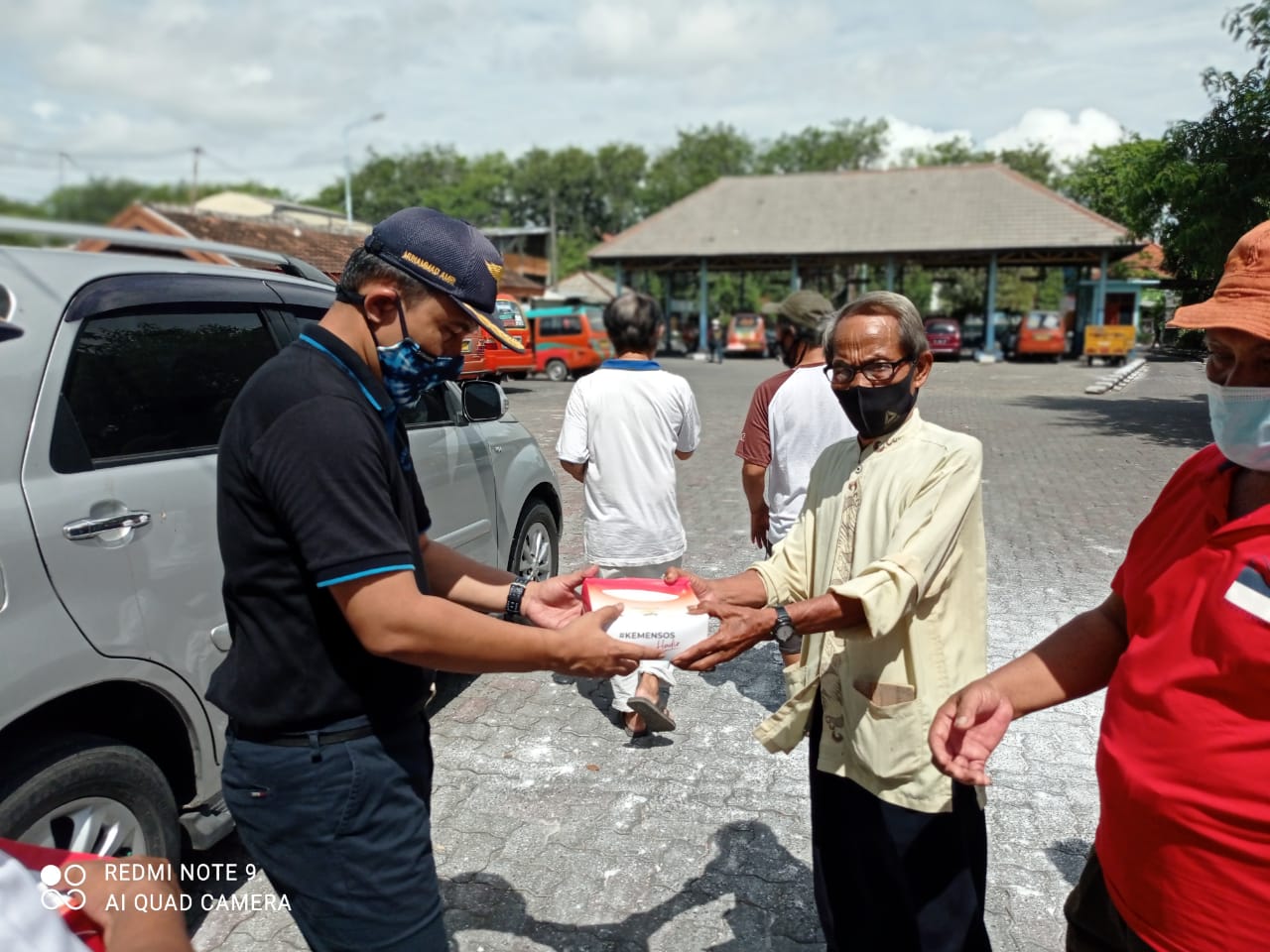 Ringankan Beban Sopir Angkutan Dishub Bagikan 150 Paket Nasi