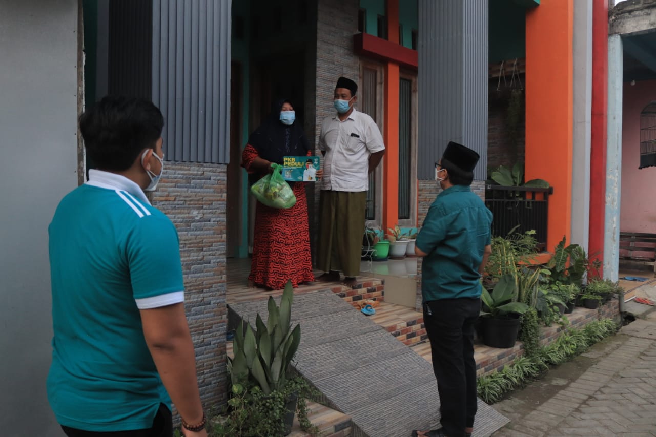 PKB Gresik Bagikan 1000 Paket Sembako Bagi Waga IsoMan 