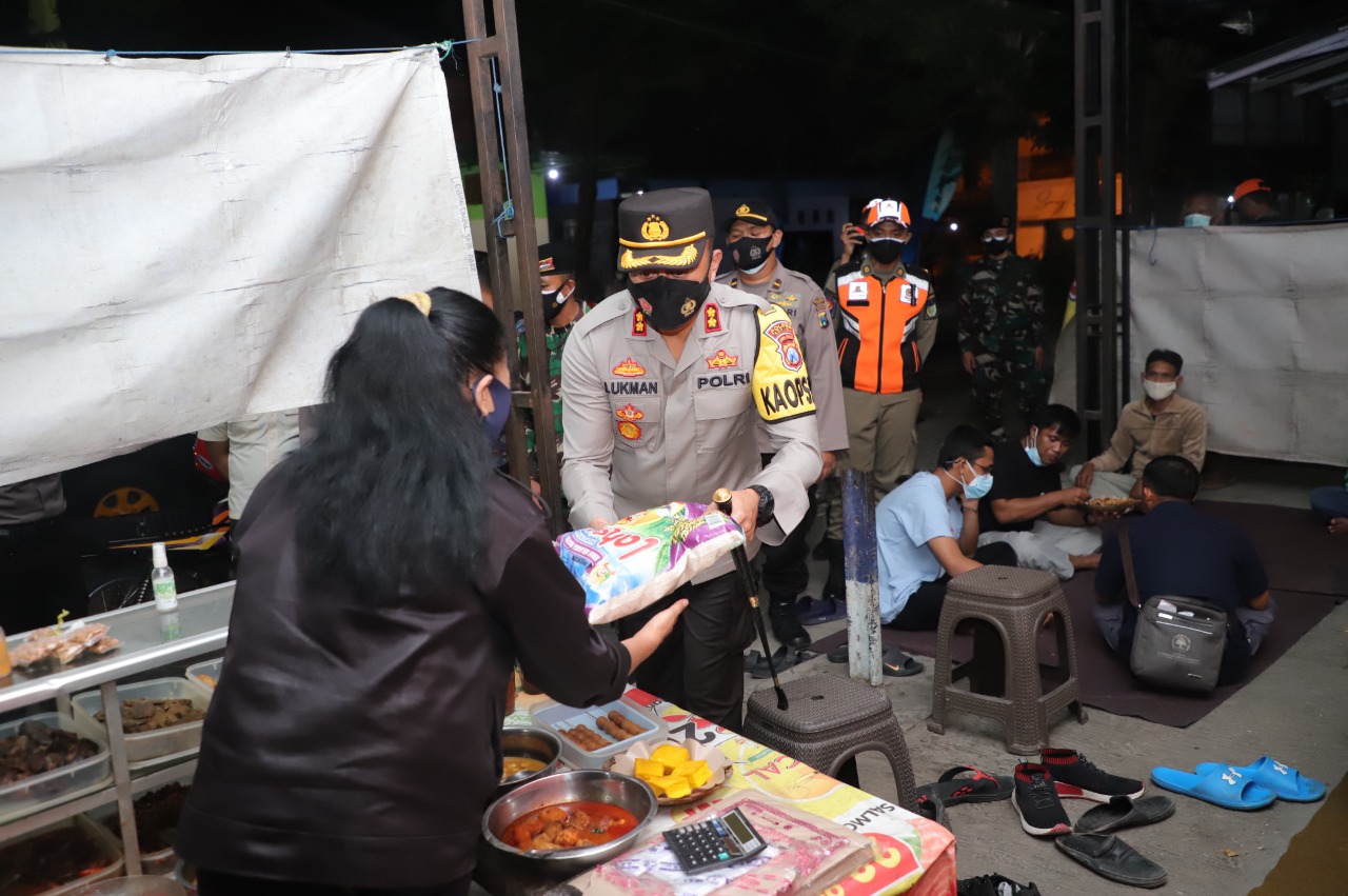 Terdampak PPKM Darurat, Kapolres Kediri Bagi-bagi Ratusan Paket Sembako
