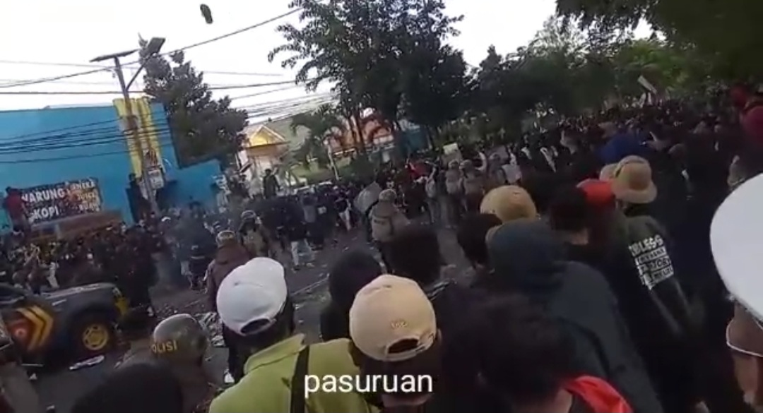 Ratusan Remaja Kota Pasuruan Demo Tolak PPKM Diwarnai Kericuhan