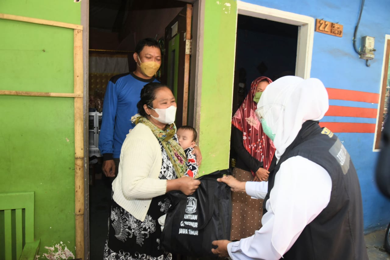 Khofifah Bagikan Sembako di Kampung Topeng Malang