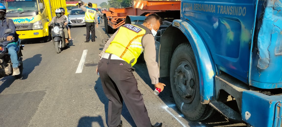 Senggolan, Pemotor Asal Jombang Tewas Dilindas Truk Trailer