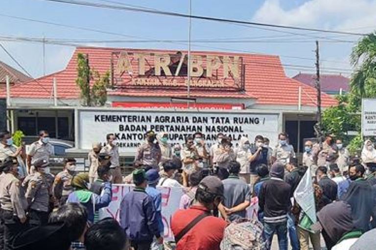 Mahasiswa Bangkalan Luruk Kantor BPN Tuntut Transparansi Sertifikat Tanah