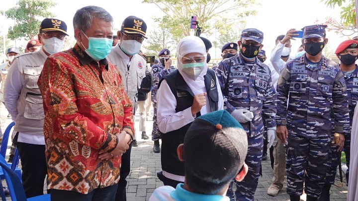 Khofifah Tinjau Vaksinasi di Lamongan, Targetkan 70 Persen Warga Jatim Tervaksin