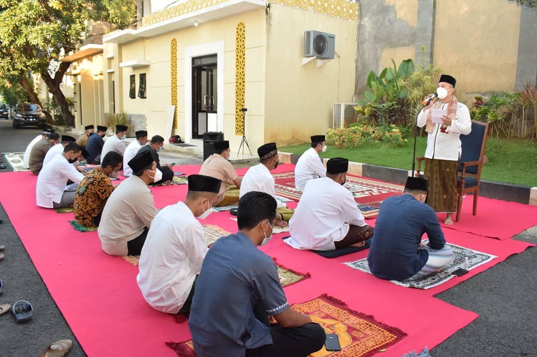 Bupati Lamongan Yuhronur dan Keluarga Shalat Idul Adha di Rumah Dinas