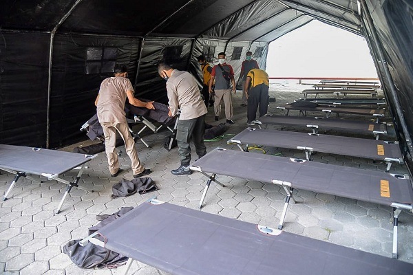 Polres Madiun Bantu Dirikan Tenda Bantuan di RSUD Dr Soedono