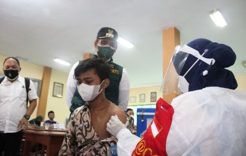 Pelajar di Bangkalan Mulai Disuntik Vaksin Covid-19
