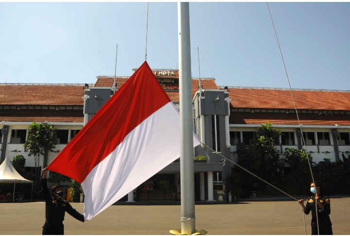 Wali Kota Surabaya Imbau Warganya Kibarkan Bendera Merah Putih Sebulan Penuh