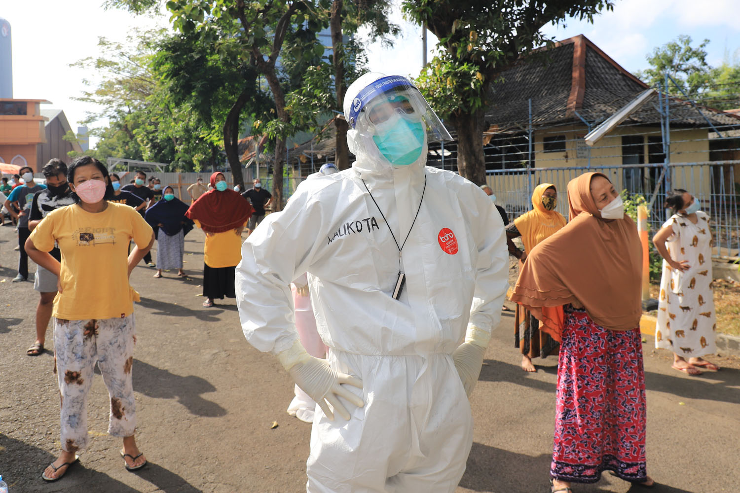 Kunjungi Warga Isoman, Wali Kota Eri Pimpin Senam di Hotel Asrama Haji