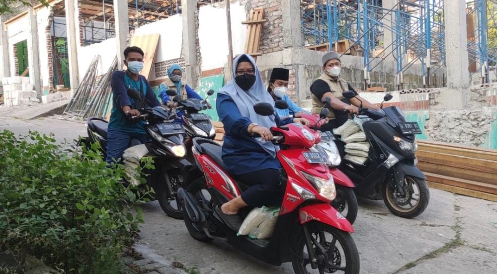 Sambil Motoran Wabup Gresik Susuri Gang Sempit Bagikan Sembako