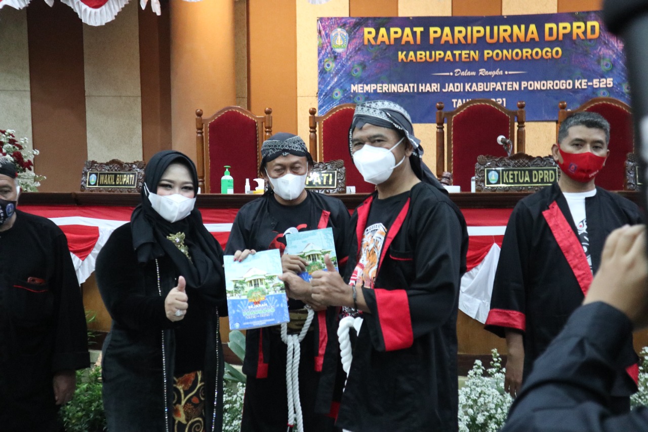HUT Ponorogo ke 525, DPRD Beri Hadiah Buku