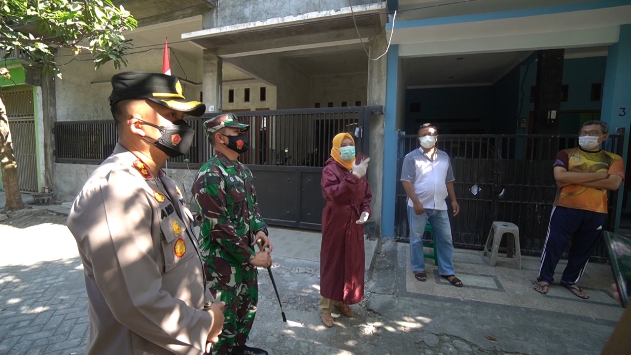 TNI-Polri Bantu Pemindahan Pasien IsoMan ke RS Lapangan Gejos