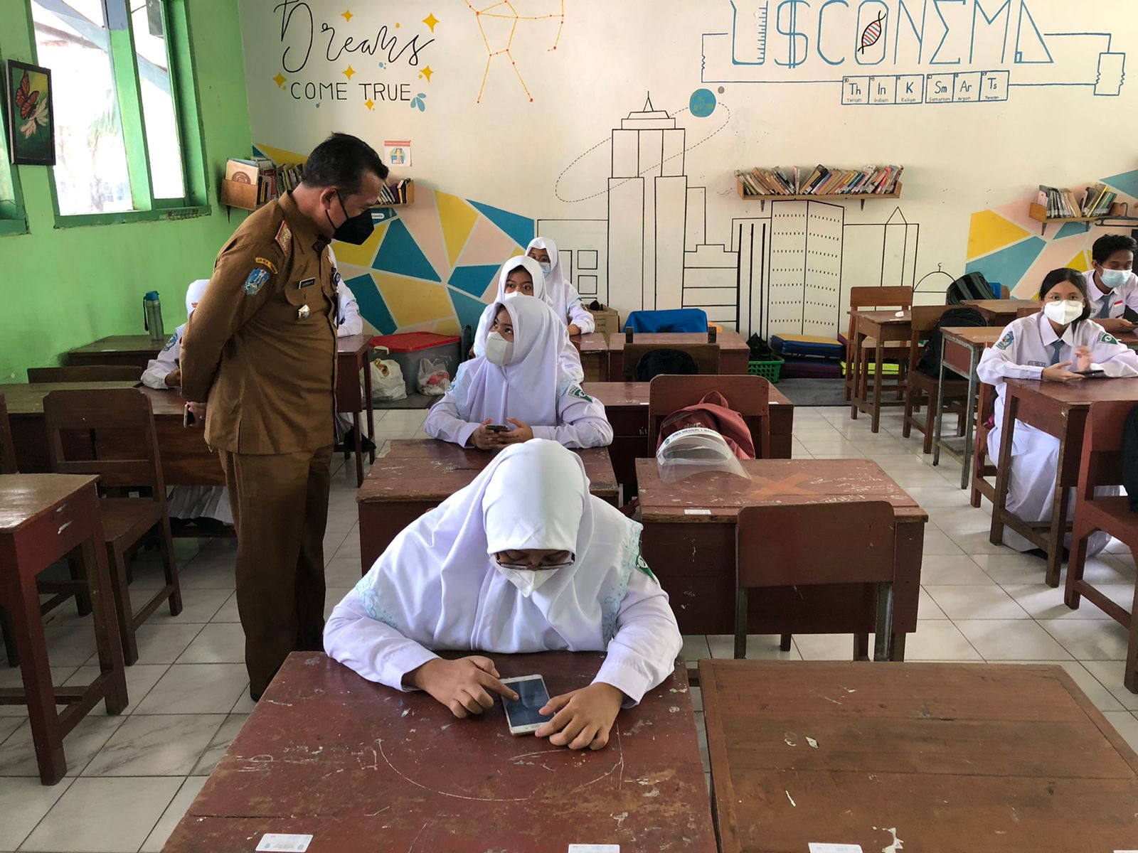 Senangnya Pelajar Gresik Pertama Kali Masuk Sekolah