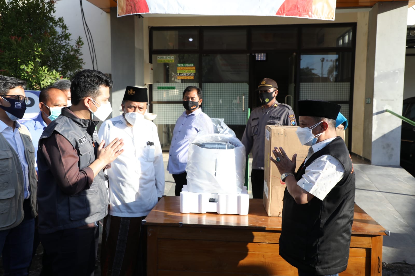 Tunjang Percepatan Penanganan Covid-19, Wagub Serahkan Dua Alat Konsentrator Oksigen di RSUD Besuki Situbondo
