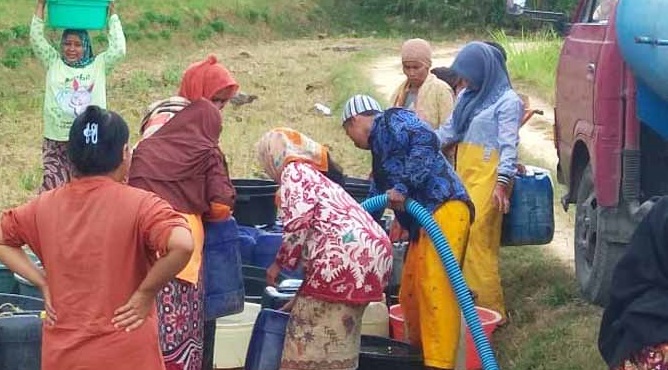 Atasi Kekeringan, Tagana Dinsos Bangkalan Bantu Air Bersih