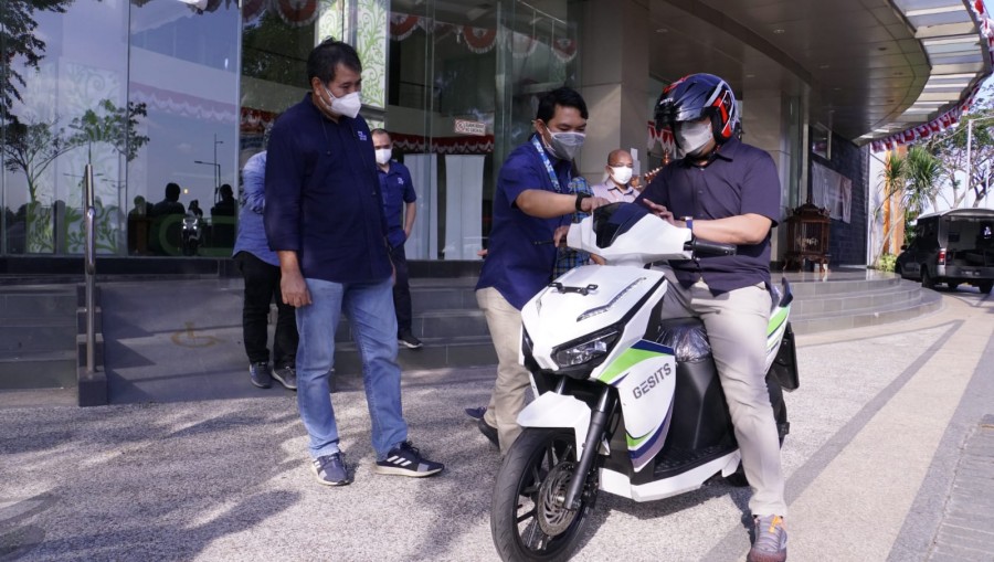 Wujudkan Green Port, Terminal Teluk Lamong Terima Motor Listrik dari ITS Surabaya