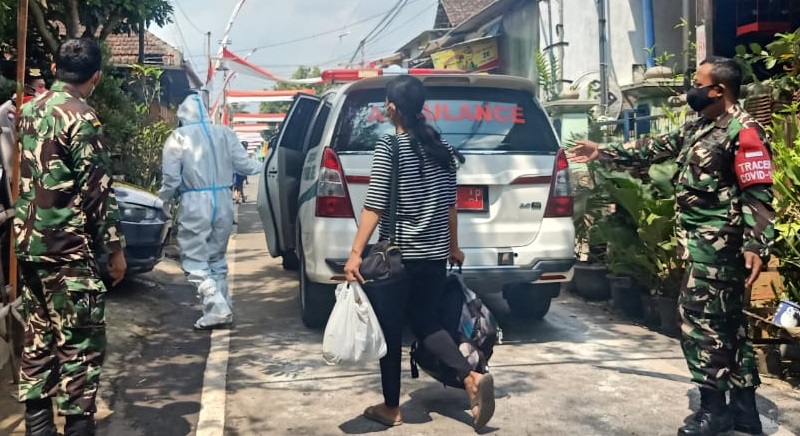 Babinsa Malang Jemput 54 Pasien Isoman Dibawa ke Isolasi Terpusat