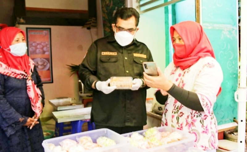 Disperindag Jatim Salurkan CSR Bahan Pembuat Kue ke Kampung Kue Surabaya