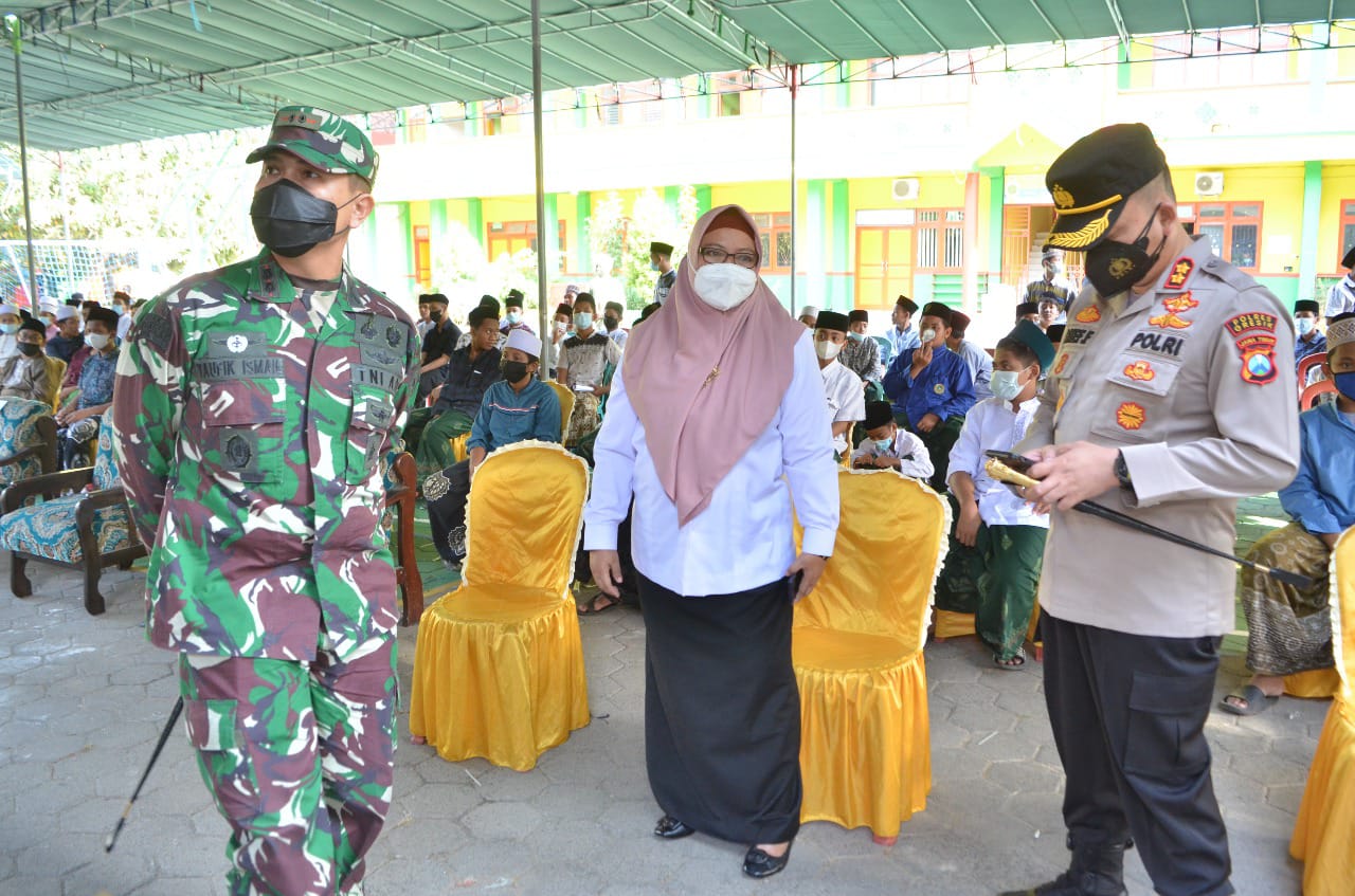 Serbuan Vaksin TNI Ke Ponpes Qomaruddin Bungah Gresik