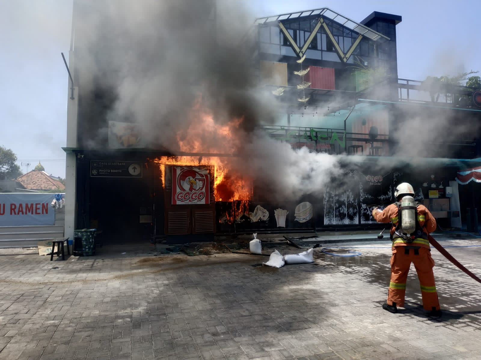 Diduga Elpiji Bocor, Tempat Makan di Surabaya Hangus Terbakar