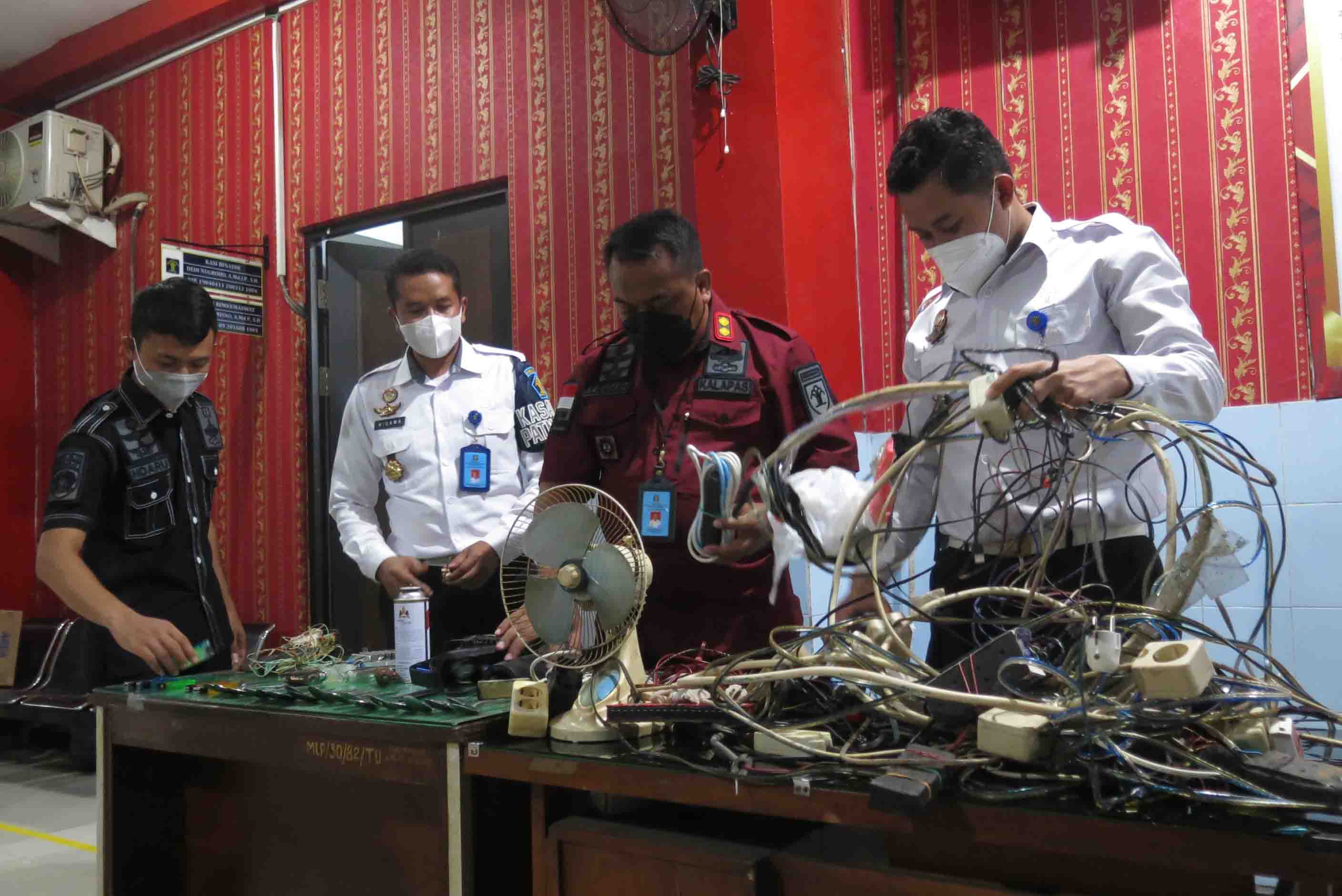 Antisipasi Kebakaran, Petugas Lapas Kelas II A Sidoarjo Gelar Razia di Semua Blok