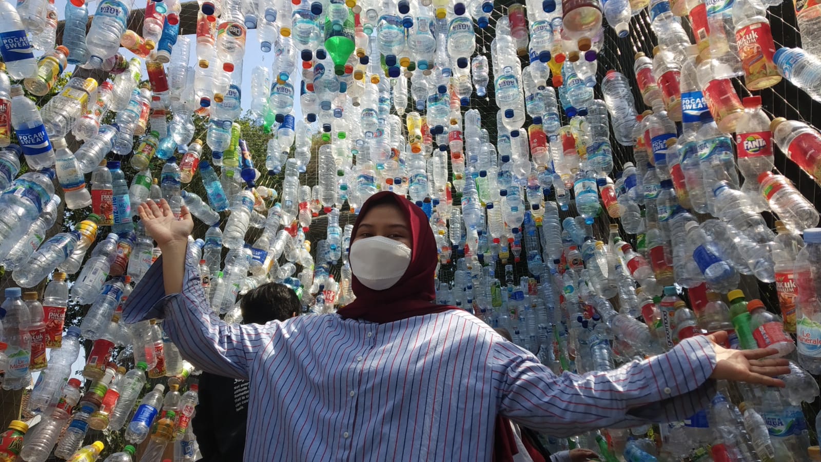 Edukasi Masyarakat, Aktivis Lingkungan Ecoton Gelar Pameran Berbahan Plastik