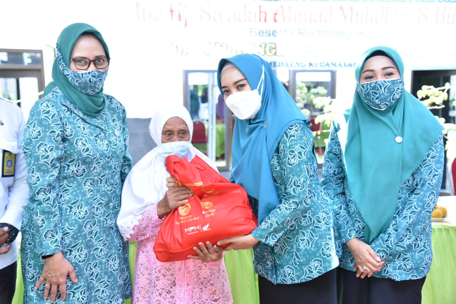 Ning Sasha Salurkan 200 Paket Sembako dan 100 Baju Hazmat