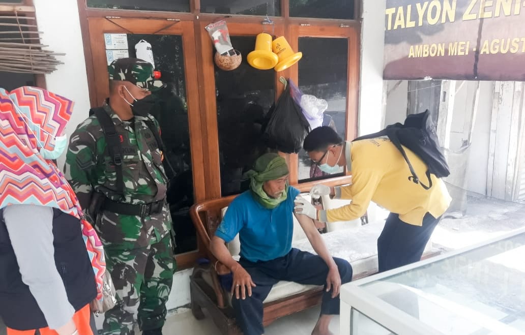 Babinsa Kalitidu Bojonegoro Bersama Tiga Pilar Lakukan Vaksin Bersama Disabilitas Serta ODGJ