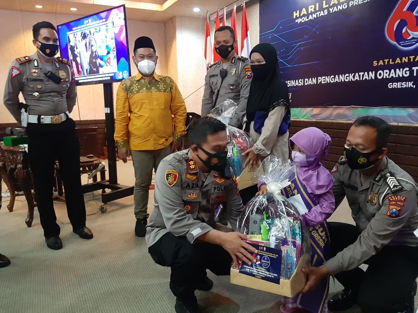 HUT Lantas yang ke-66, Polantas Gresik Jadi Orang Tua Asuh 63 Yatim Piatu Covid-19