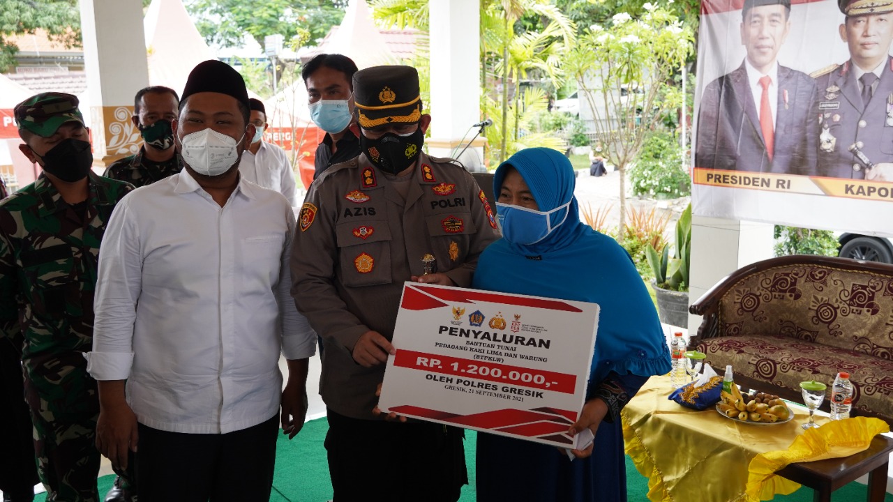 Kapolres Gresik Salurkan Bantuan Tunai Kepada 16 Pedagang Kaki Lima Dan Warung
