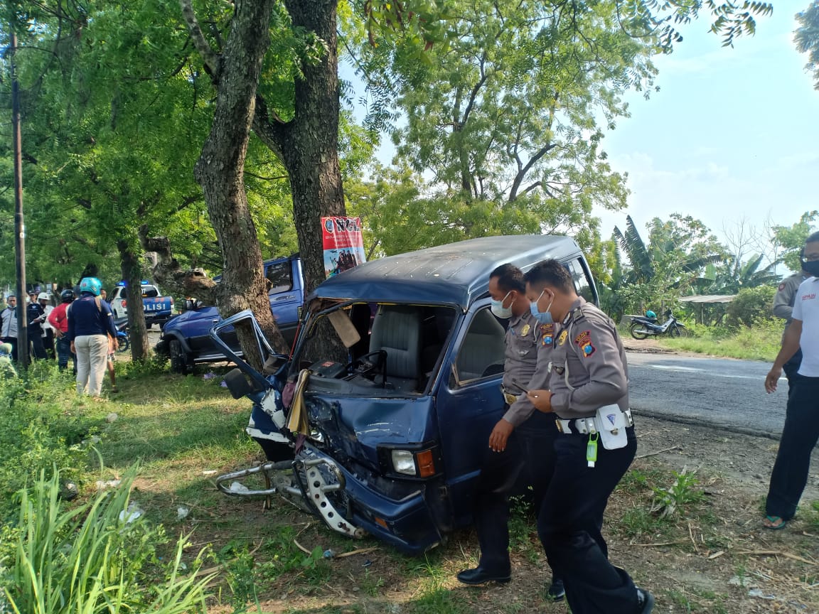 6 Orang Luka Setelah MPV Yang Ditumpang Tabrak Mobil Wali Ponpes Di Ngawi