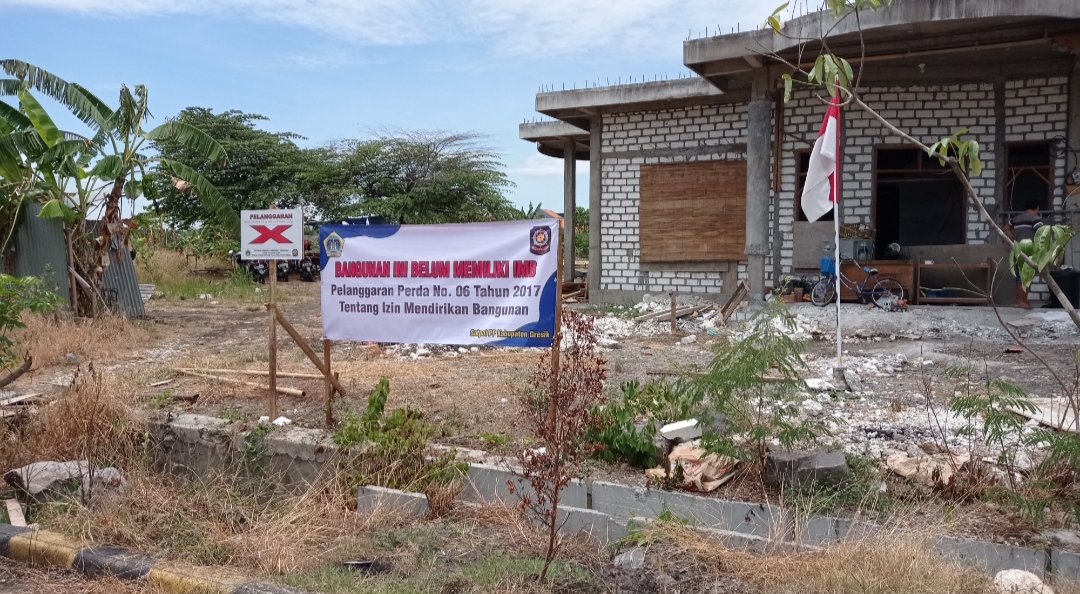 Tak Kantongi IMB, Satpol PP Gresik Segel Bangunan PT KMB di Perumahan ABR