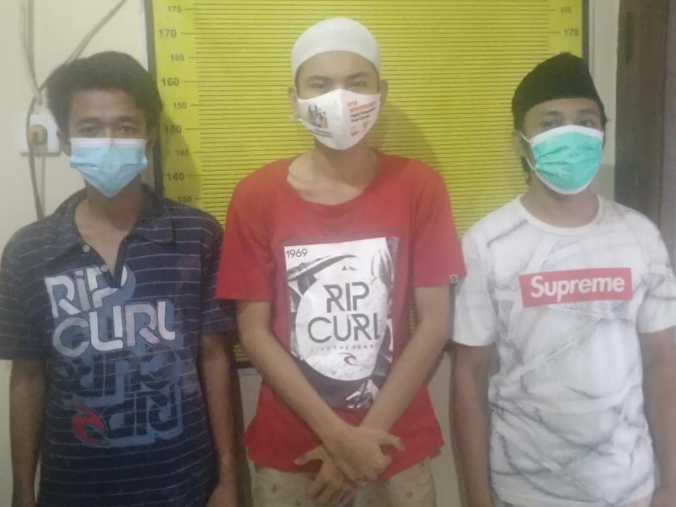 Tiga Pria Ini 'Makan' Kabel Telkom Ratusan Meter di Surabaya