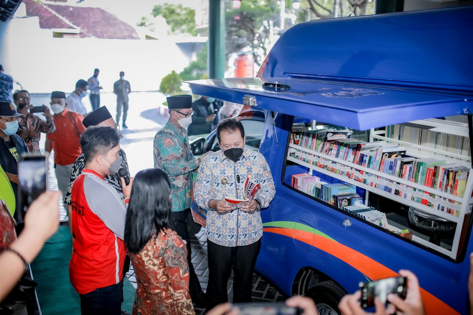 Bupati Jember Terima Bantuan Mobil Perpustakaan Keliling dari Perpusnas RI