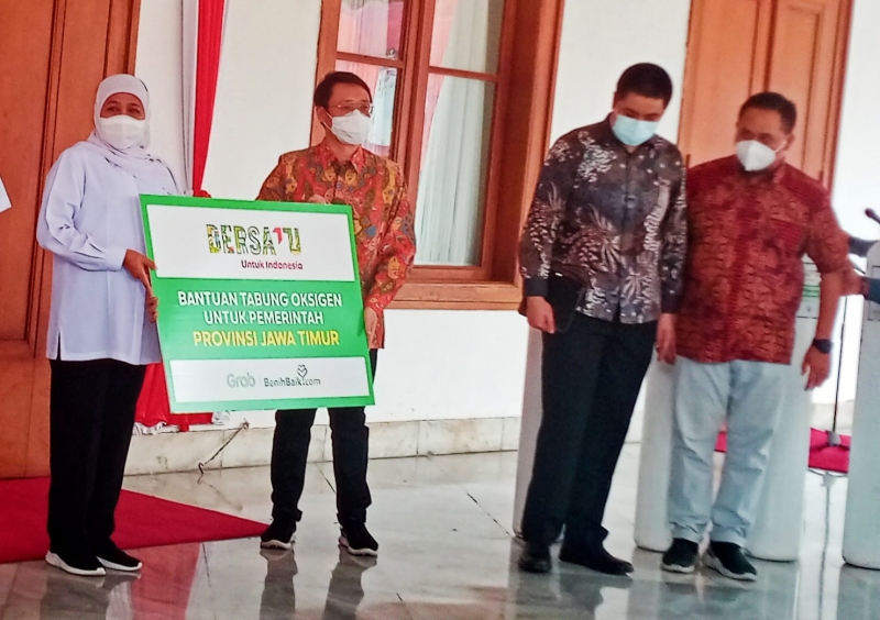 Gubernur Jatim Terima Bantuan Tabung Oksigen dari Grab Indonesia