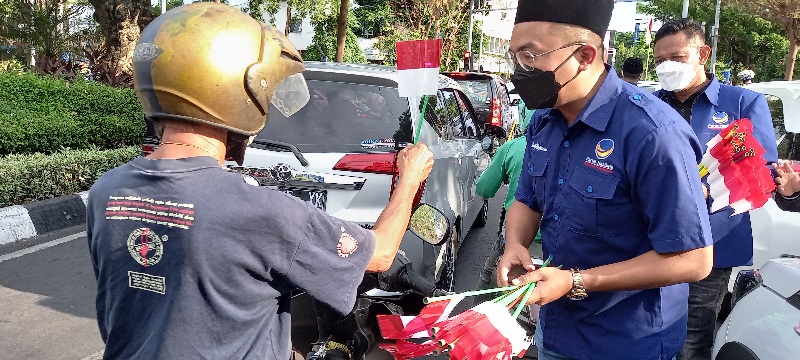 Rayakan Hari Santri, Generasi Milenial dan Pemilih Pemula Nasdem Bagikan Merah Putih di Jalan Protokol Surabaya