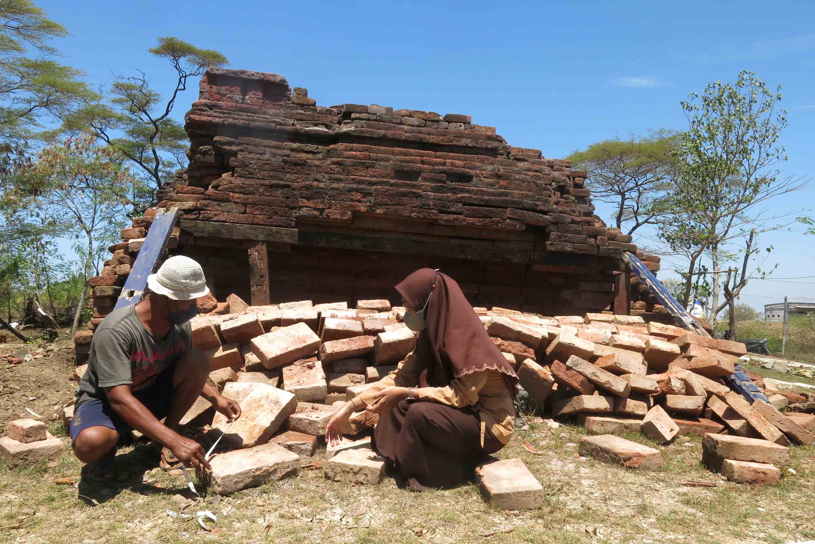 Tanggapi Candi Tawangalun Runtuh, Sang Juru Kunci Anggap Keajaiban