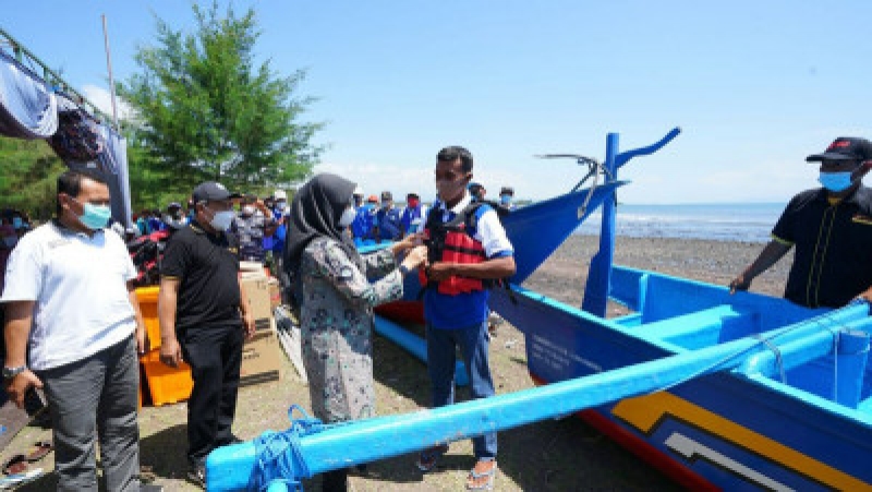 Lagi, Nelayan Banyuwangi Terima Bantuan Kapal Fiber Beserta Alat Tangkapnya