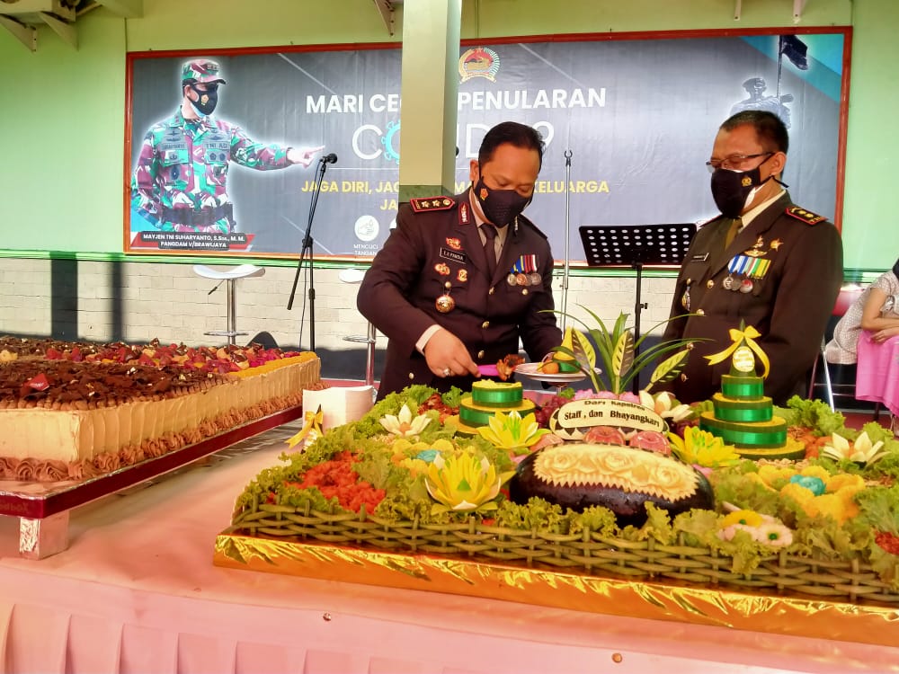 HUT TNI ke 76, Kapolres Bawa Tumpeng ke Makodim 0813/Bojonegoro