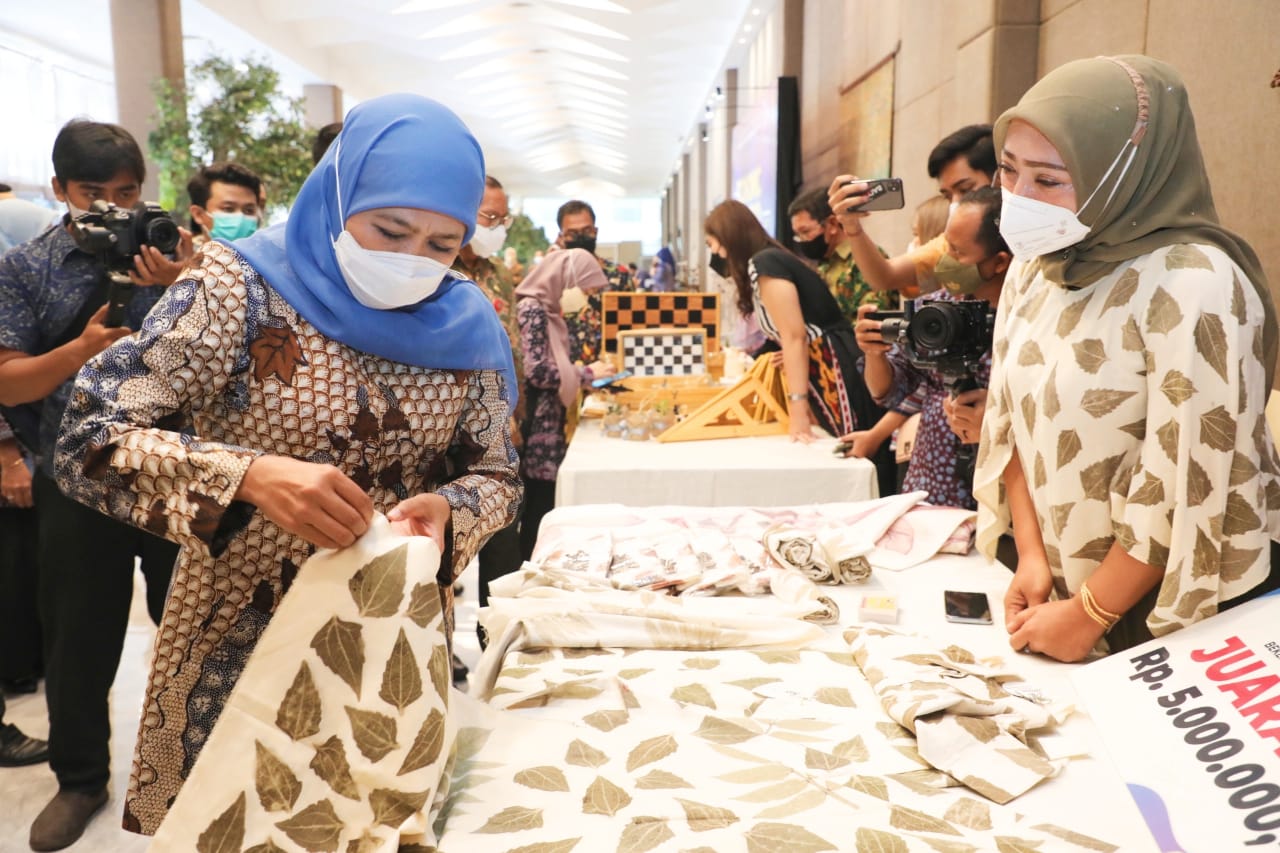 Pelaku Industri Kreatif di Jatim Diajak Bikin Produk Ramah Lingkungan, Ini Alasan Khofifah