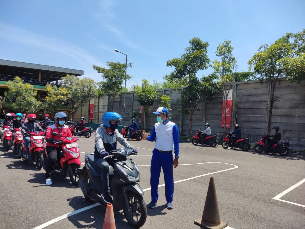 Edukasi Berkendara Aman, MPM Honda Jatim dan PT Telkom Akses Surabaya Utara Gelar Pelatihan