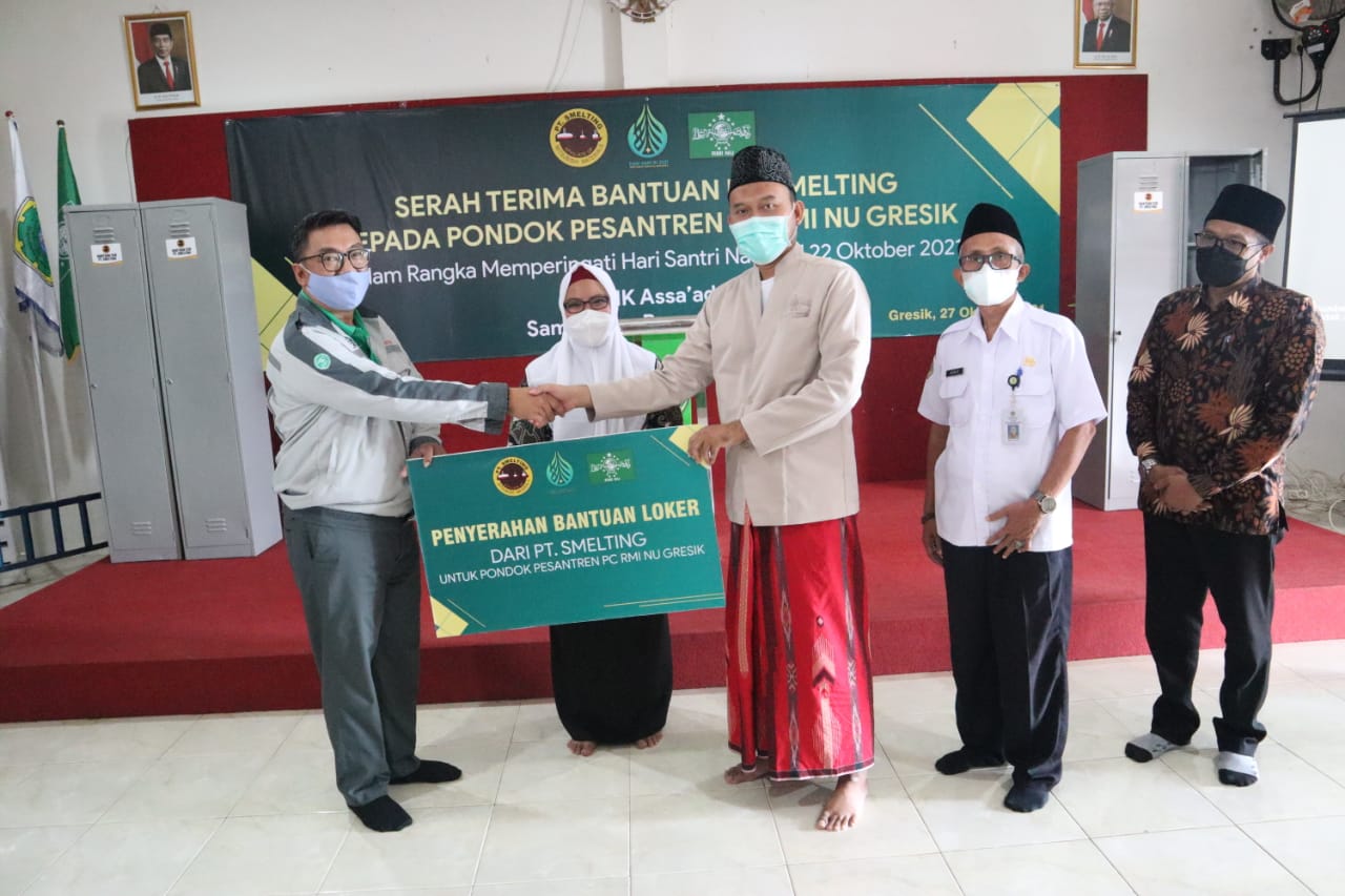 Hari Santri, PT Smelting Hibahkan Lemari Besi Kepada Pondok Pesantren di Gresik