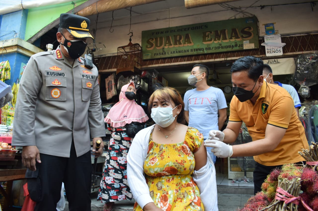 Kapolresta Sidoarjo Blusukan ke Pasar, ’Buru’ Pedagang dan Pembeli yang Belum Vaksin