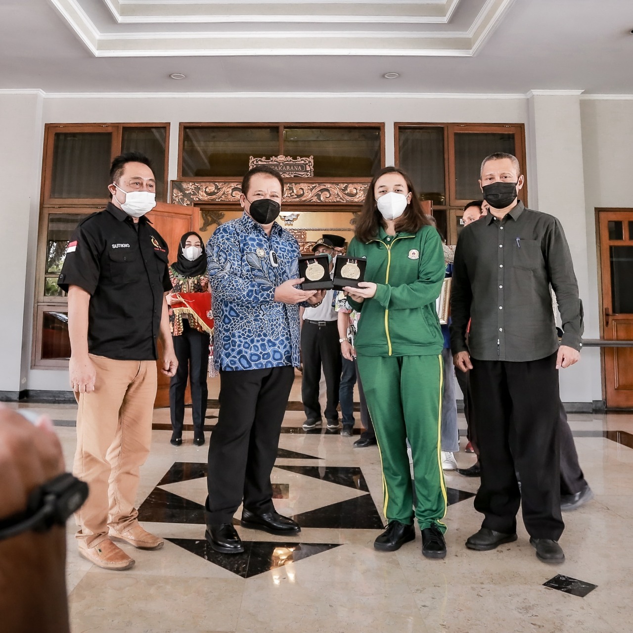 Atlet Bulutangkis Jember Raih Medali Emas, Bupati Serahkan Hadiah Rp50 Juta