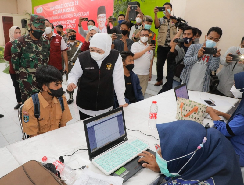 Gubernur Tinjau Vaksinasi Pelajar di Pamekasan
