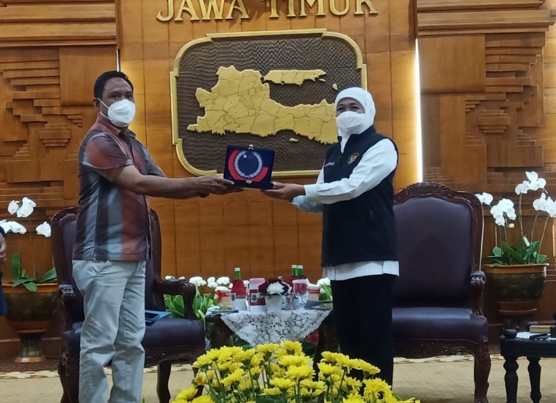 Gubernur Jatim Terima Penghargaan dari USAID Mitra Kunci