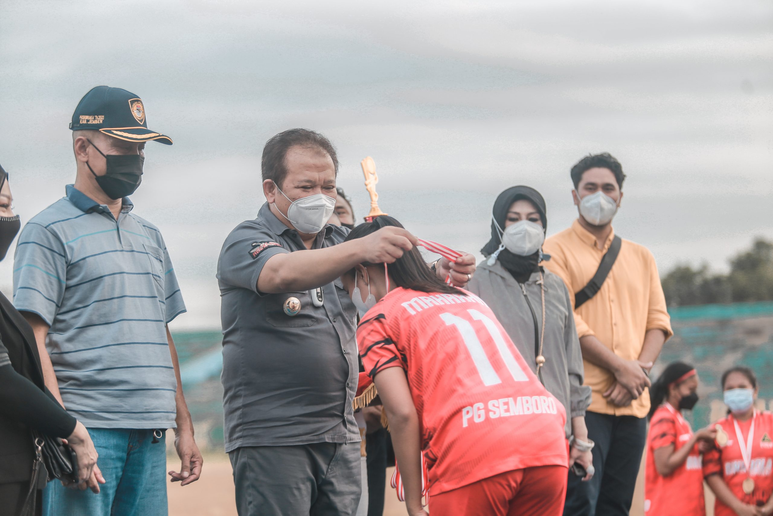 Bupati Jember Serahkan Piala Turnamen Sepak Bola Wanita