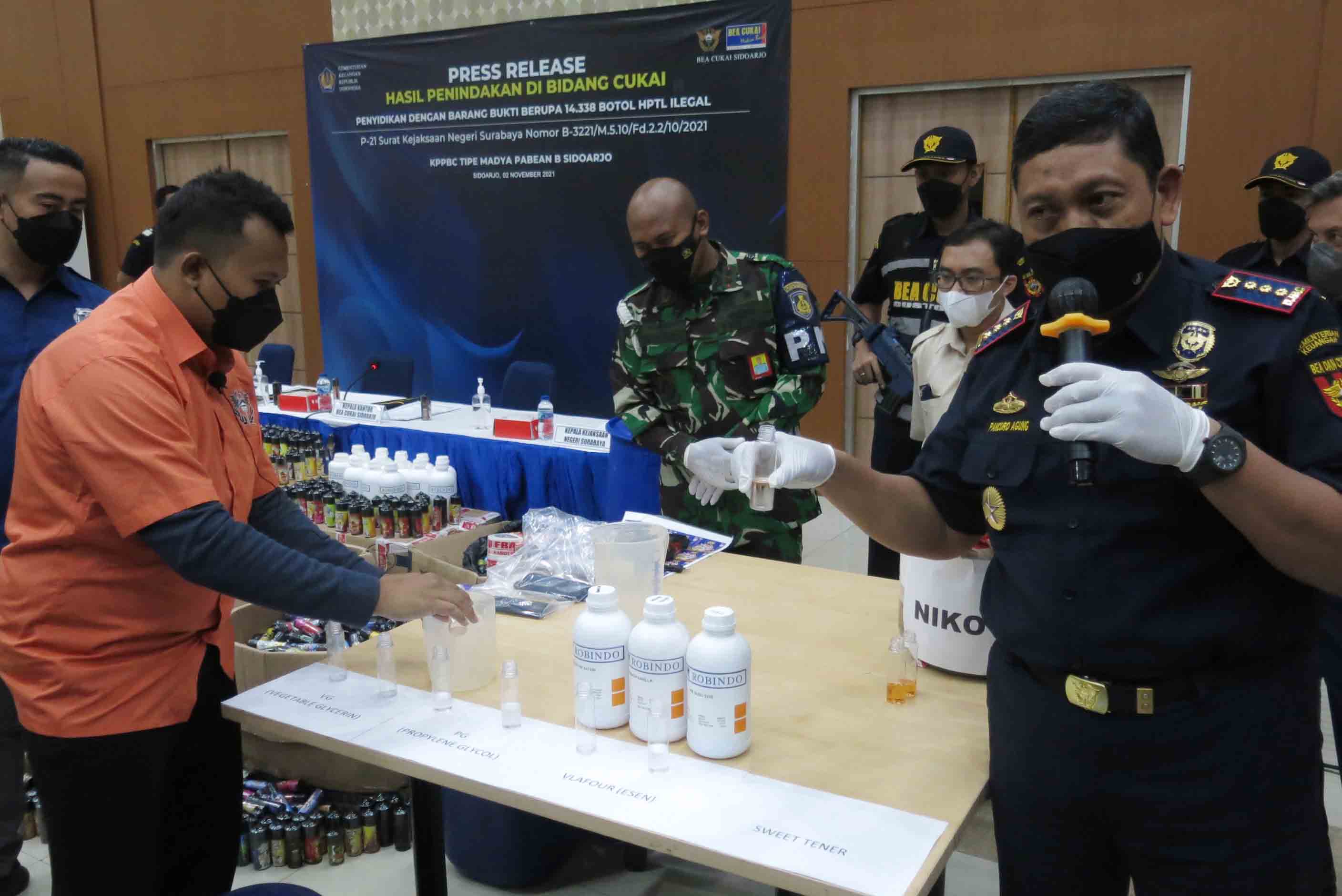 Pria Surabaya Pembuat Cairan Rokok Elektrik Ilegal ini Ditangkap Bea Cukai Sidoarjo